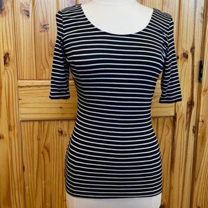 rue 21 black and white stripped pullover. Short sleeve. L. NWT.